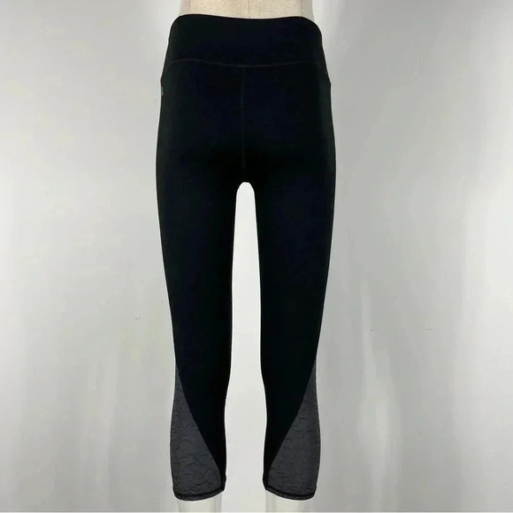 Fabletics cropped  pants - Picture 2 of 11